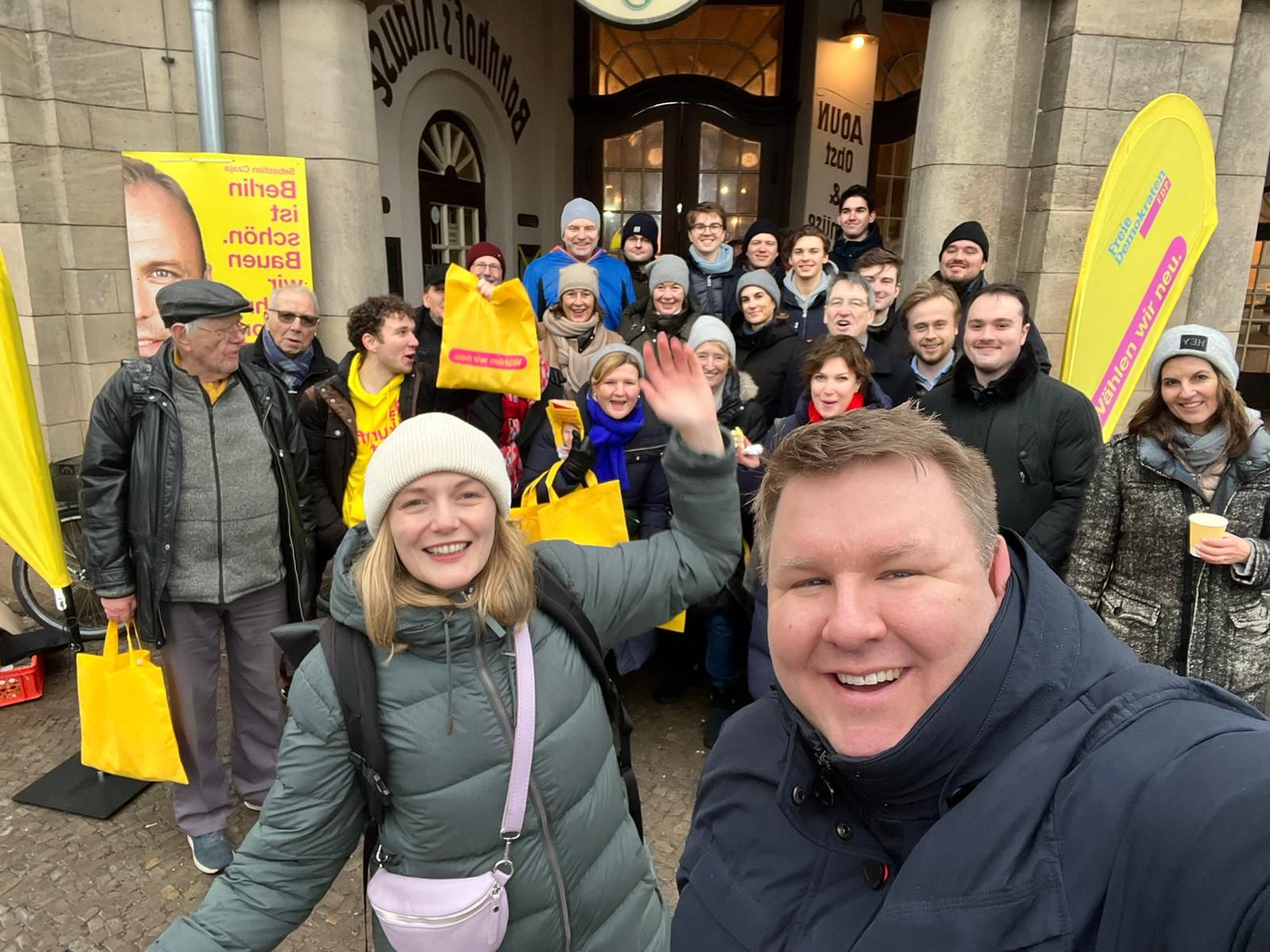 Hamburger Parteifreund*innen on Tour: Mit guter Laune am Wahlkampfstand auf dem Wochenmarkt in Berlin Zehlendorf